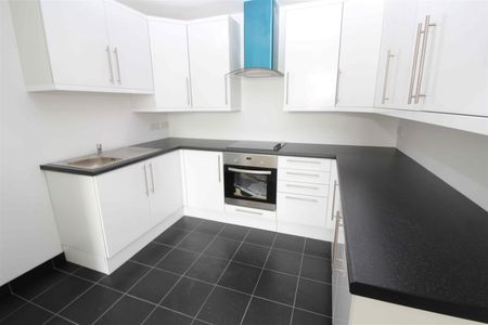 London Road, Lowfield Heath - Photo 5