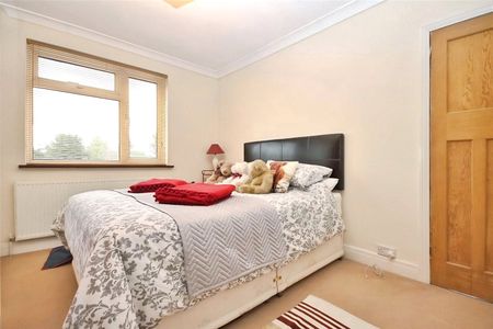 Shortwood Avenue, Staines-upon-Thames, Surrey, TW18 4JN - Photo 4