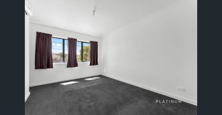 Modern & Spacious 4-Bedroom Townhouse - Photo 3