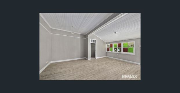 Fully Restored 3 bedroom Queenslander with sunroom - short walk to town. - Photo 1