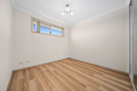 Convenient Townhouse Living in the Heart of Liverpool - Photo 2