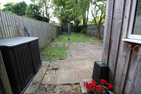 3 bedroom terraced house to rent - Photo 2