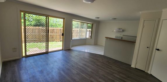 This comfortable 3-bedroom townhouse is in a perfect location - Photo 2