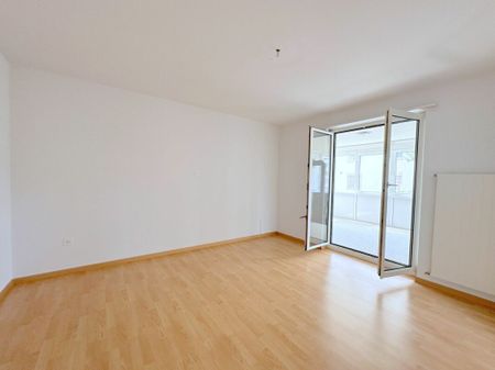 Beautiful 3-room apartment with a large veranda - Photo 2