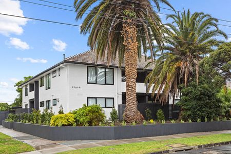 LIVE LIKE ROYALTY! - Photo 3