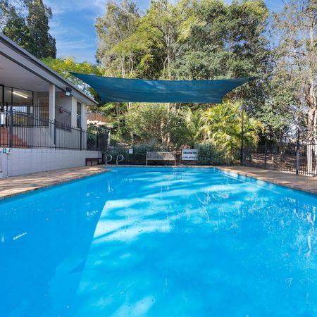 SPACIOUS 3 BEDROOM TOWNHOUSE IN FANTASTIC COMPLEX! - Photo 2