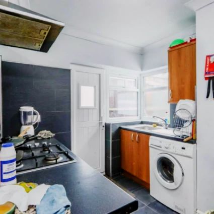 Explosive Double Bedroom close to Lowfields Park - Photo 1