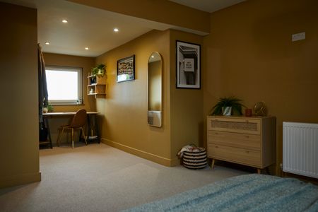 Brand spanking newly refurbished 4 bed 4 bathroom property near Bramley train station - Photo 3