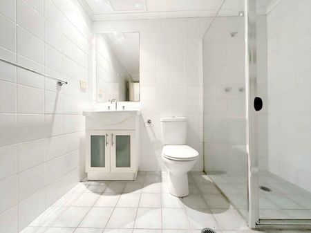 Spacious 1 bedroom unit - Photo 5