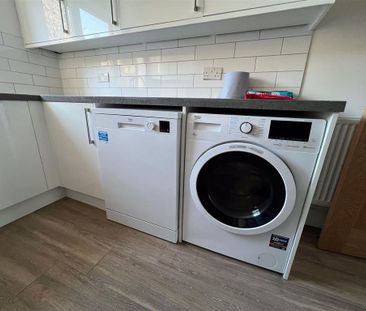 4 bedroom semi-detached house to rent - Photo 6