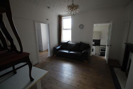 3 bedroom flat to rent - Photo 4