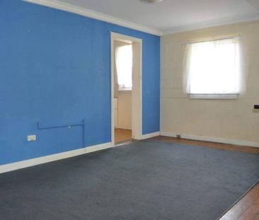 LARGE 5 BEDROOM HOME - Photo 3