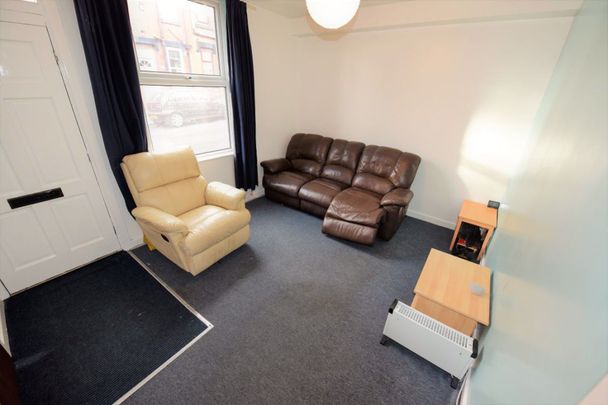 3 bedroom House in Harold Place, Leeds - Photo 1