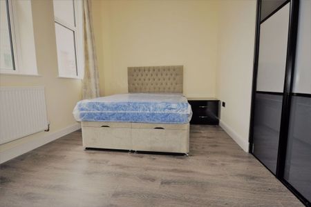 2 bedroom Flat in Aire Street, Leeds - Photo 3