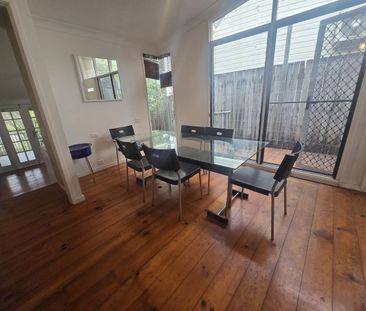 Great House, Great Location! EASY WALK TO UNI AND ST LUCIA VILLAGE - Photo 4