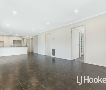 Lovely Three Bedroom Home - Photo 3