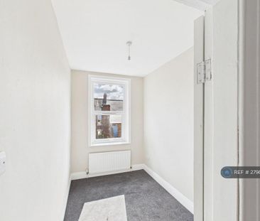 3 bedroom flat to rent - Photo 5