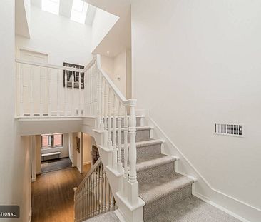 Beautiful furnished house for rent in Ville Mont-Royal - high ceilings, and skylights. - Photo 1