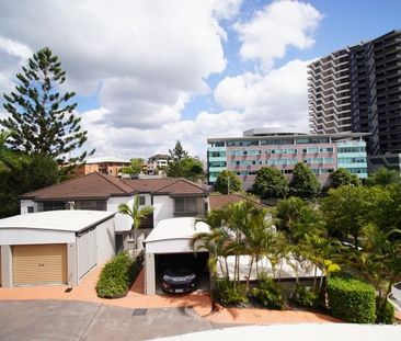 Furnished Private Townhouse Just 500m from Toowong Village - Photo 6