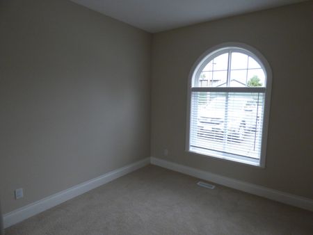 Tenant Pending – Immaculate 3 Bedroom home with Den in Parksville - Photo 4