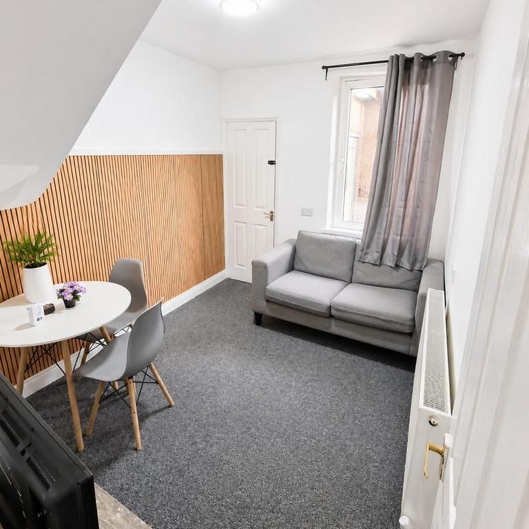 1 bedroom in a house share to rent - Photo 1