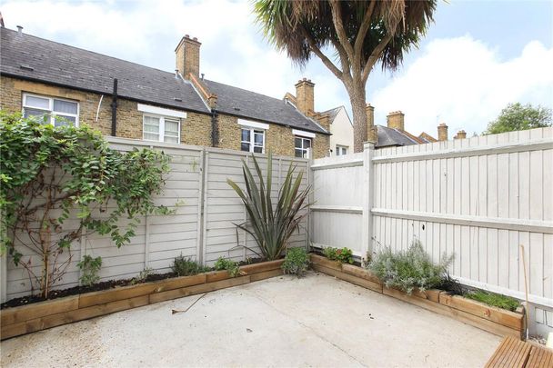 2 bedroom house in Tooting - Photo 1