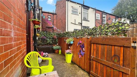 2 bedroom end of terrace house to rent - Photo 2