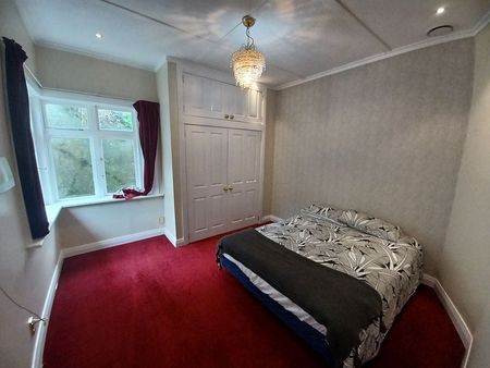 City Fringe Living: Cosy 2-Bedroom Apartment - Photo 3