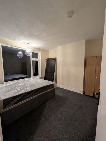 5 Bed Semi-Detached House, Mayflower Road, SO15 - Photo 3