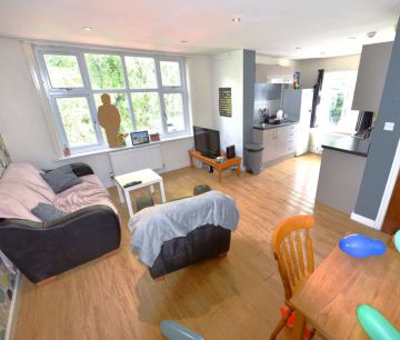 3 bedroom Flat in Otley Road, Leeds - Photo 3