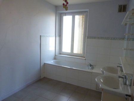 Location Appartement 4 pièces 108 m2 à Vierzon - Photo 2