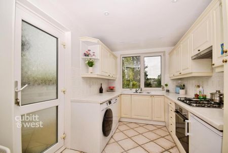 4 bedroom detached house to rent - Photo 4