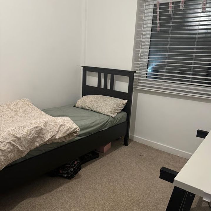 Room in a Shared Flat, Epsom Road, CR0 - Photo 1