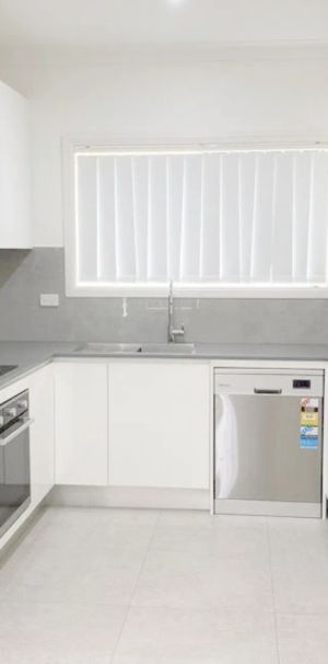 Family-Friendly 3-Bedroom Townhouse - Photo 1