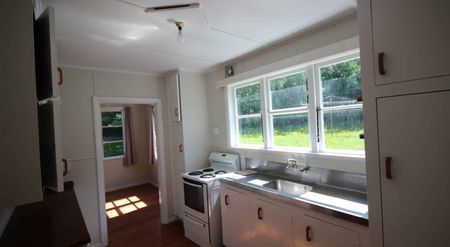 THREE BEDROOMS - ROSLYN - Photo 4