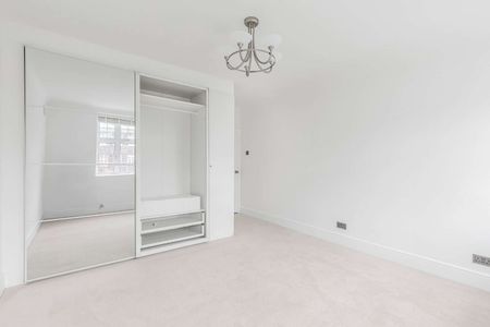 Immaculate three bedroom apartment that has just been refurbished - Photo 3