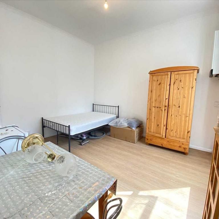 Studio to rent - Photo 1