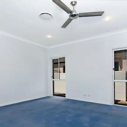 Spacious Waterfront Family Home in Helensvale! - Photo 5