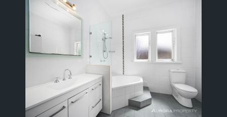 SPACIOUS SEMI-STYLE APARTMENT IN BOUTIQUE BLOCK - Photo 3