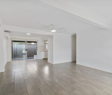 Low-Maintenance Coastal Living - Two-Storey Townhouse in Quiet Cul-... - Photo 1