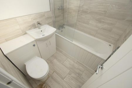 3 bedroom flat to rent - Photo 4
