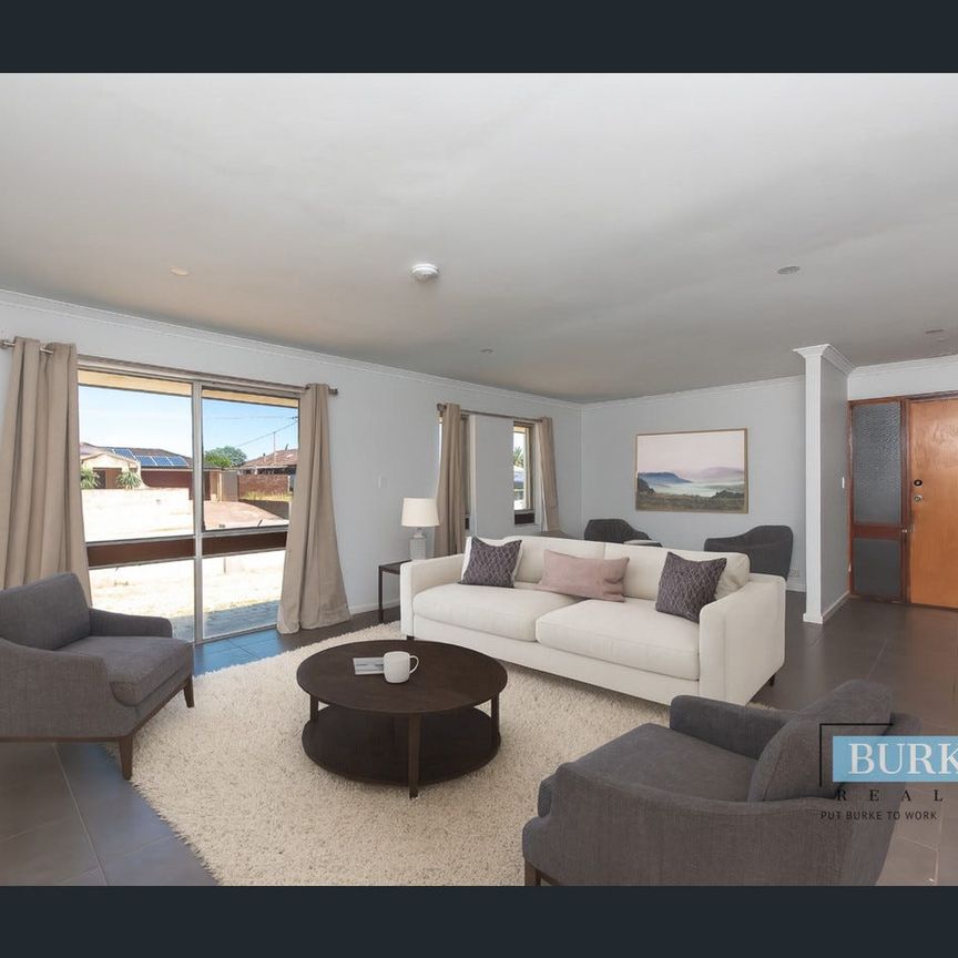 SPACIOUS FAMILY HOME - GREAT LOCATION! - Photo 1