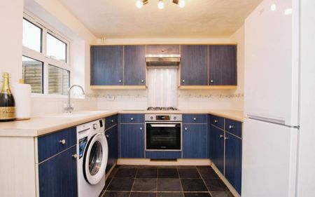 Offered to the market unfurnished and available in June is this three bedroom semi-detached home on Hawkins Crescent! - Photo 3