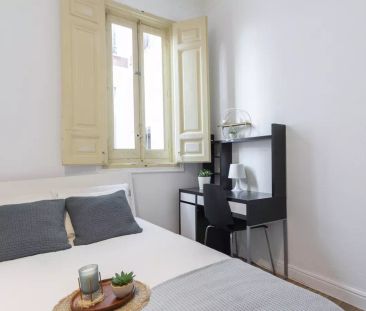 Room in a shared 11-bedroom apartment for rent in Sol - Photo 5