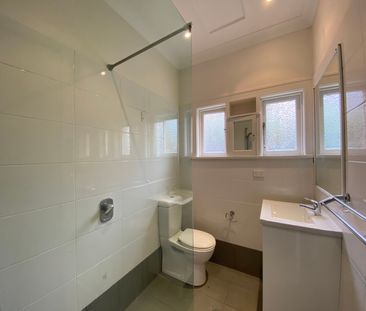 Renovated 2-Bedroom + Sunroom Apartment in Prime Location - Photo 5