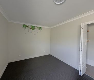 Modern, Open Plan 3-4 bedroom Brick Home - Photo 4