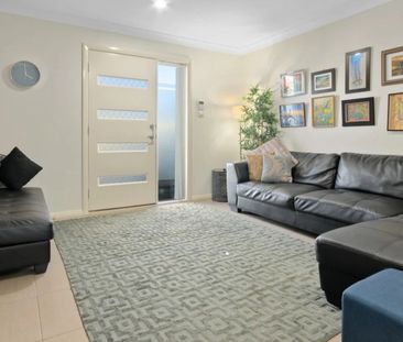 Great 4 Bedroom townhouse within minutes to St Marys CBD - Photo 2