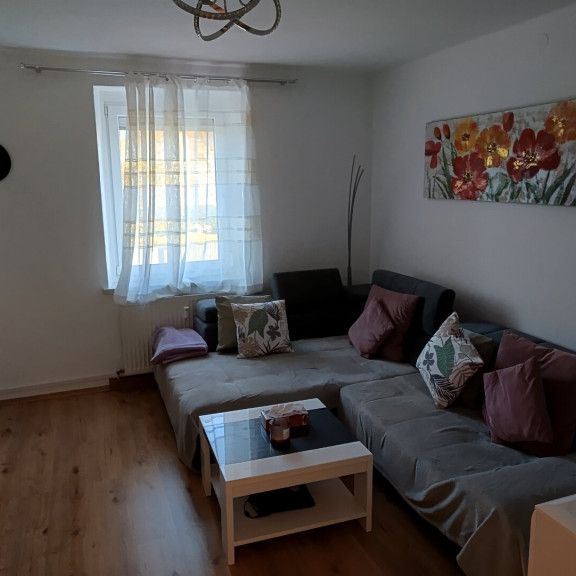 Ein Preis, der begeistert: gepflegte 3-Zimmer-Wohnung in grüner Stadtrandlage von Steyr Münichholz! Hell, modern und perfekt für entspanntes Wohnen mit Wohlfühlfaktor! - Photo 1