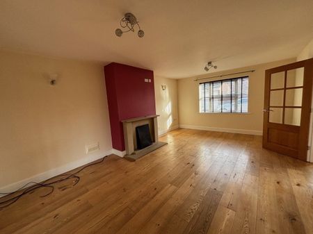 PETERBOROUGH - Photo 2