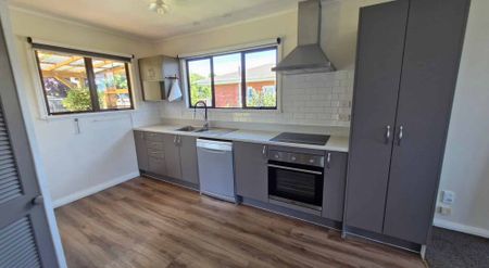 Tidy 1950’s Home - Photo 4